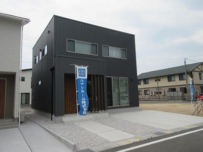 鳥取市地区（千代川以西）　構造：木造亜鉛メッキ鋼板葺2階土地面積:156.3平米 ( 47.28坪 )　建物面積:118平米 ( 35.69坪 )　