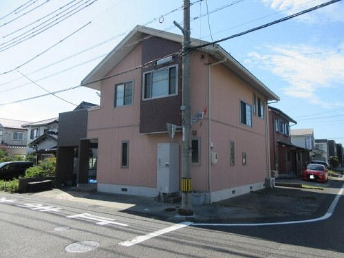 鳥取市地区(千代川以西) 構造:軽量鉄骨造2階建て土地面積:163平米 ( 49.3坪 ) 建物面積:148.29平米 ( 44.85坪 )